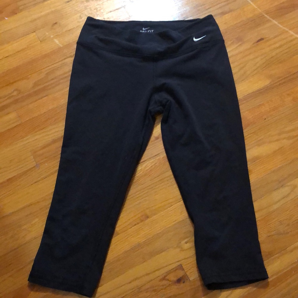 Black cropped Nike leggings